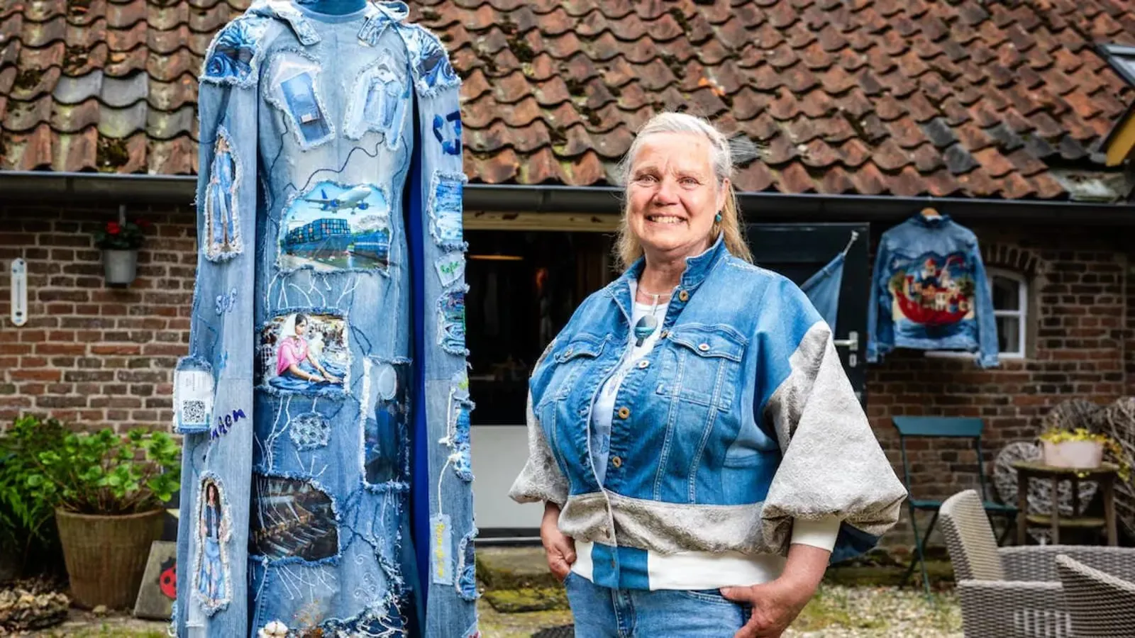 Irma van Atelier Oudfits naast een jas van hergebruikte spijkerstof