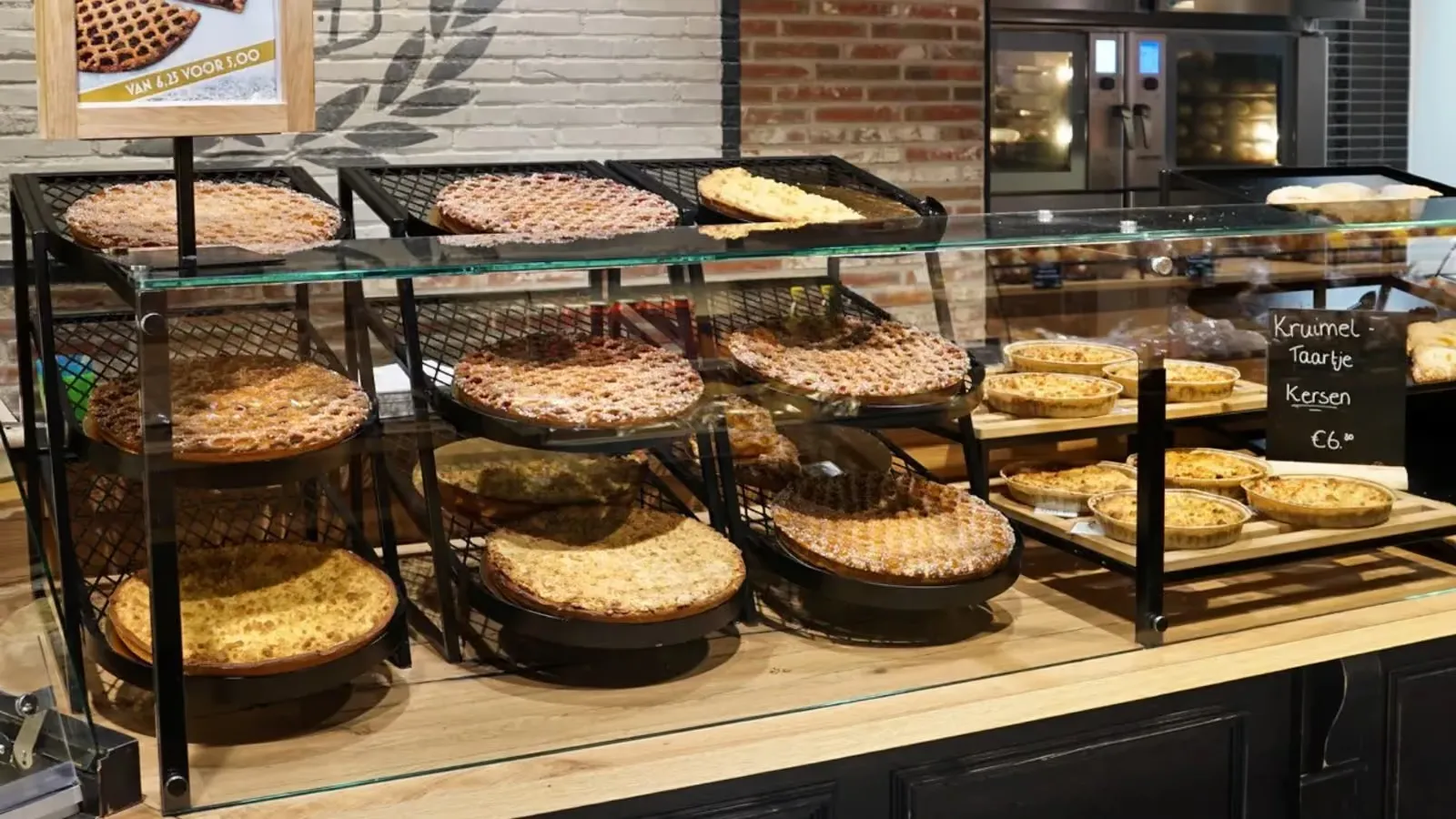 Een vitrine vol vlaaien bij een bakker