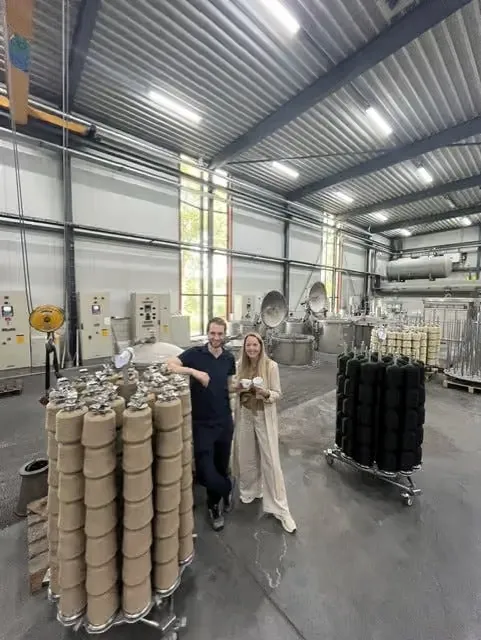De oprichters van Zeefier tussen de verfblikken in hun fabriek